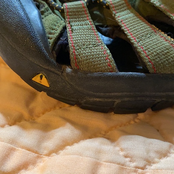 Keen youth size 4 classic sandal . Great shape - Picture 7 of 10